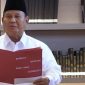 Presiden Prabowo Subianto memimpin pembacaan teks Sumpah Pemuda bersama sejumlah siswa sekolah dasar dalam video yang diunggah akun Instagram resmi Presiden, @prabowo, pada Rabu (28/10) malam. (ANTARA/HO-Instagram) 