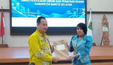 Muhammad Taufiq (sebelah kiri) saat menerima SK penunjukan dirinya sebagai Plt. Kepala Dinas Kabupaten Barsel, Rabu (28/10/2026). Foto. Alifansyah/1tulah.com