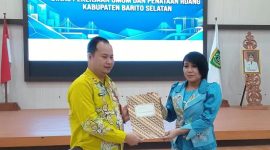 Muhammad Taufiq (sebelah kiri) saat menerima SK penunjukan dirinya sebagai Plt. Kepala Dinas Kabupaten Barsel, Rabu (28/10/2026). Foto. Alifansyah/1tulah.com