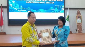 Muhammad Taufiq (sebelah kiri) saat menerima SK penunjukan dirinya sebagai Plt. Kepala Dinas Kabupaten Barsel, Rabu (28/10/2026). Foto. Alifansyah/1tulah.com