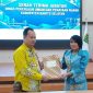 Muhammad Taufiq (sebelah kiri) saat menerima SK penunjukan dirinya sebagai Plt. Kepala Dinas Kabupaten Barsel, Rabu (28/10/2026). Foto. Alifansyah/1tulah.com