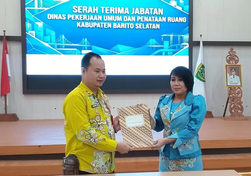 Muhammad Taufiq (sebelah kiri) saat menerima SK penunjukan dirinya sebagai Plt. Kepala Dinas Kabupaten Barsel, Rabu (28/10/2026). Foto. Alifansyah/1tulah.com