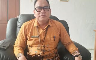 Syahdani, Kepala Dinsos Kabupaten Barsel saat diwawancarai di kantor nya, Kamis (15/10/2026). Foto. Alifansyah/1tulah.com