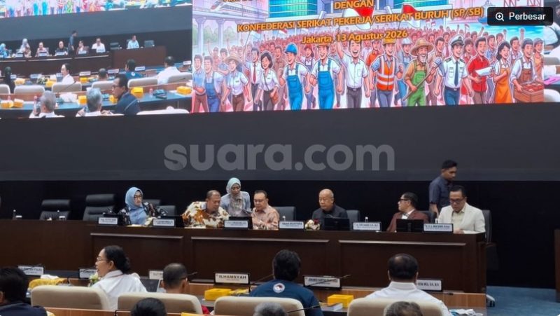 Pimpinan DPR RI menggelar pertemuan dengan sejumlah perwakilan serikat pekerja dan buruh guna membahas penyusunan Rancangan Undang-Undang (RUU) Ketenagakerjaan di Kompleks Parlemen, Senayan, Jakarta, Kamis (13/8/2026). (Suara.com/Bagaskara)