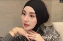 Curahan hati Aisyah Thisia Agustiar, istri Gubernur Kalimantan Tengah (Kalteng), menjadi sorotan setelah videonya saat mengikuti forum pengajian Menata Hati beredar di media sosial. [Instagram Aisyah Thisia Agustiar] 