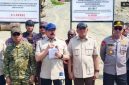 Jaksa Agung Sanitiar Burhanuddin saat mengumumkan pencabutan IUP PT KEL didampingi Menhan Sjafrie Sjamsoeddin, Panglima TNI Jenderal Agus Subiyanto, dan Kapolri Jendral Suyudi Ario Seto di Nabire, Kamis (22/10/2026). ANTARA/Ali Nur Ichsan 