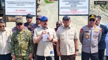 Jaksa Agung Sanitiar Burhanuddin saat mengumumkan pencabutan IUP PT KEL didampingi Menhan Sjafrie Sjamsoeddin, Panglima TNI Jenderal Agus Subiyanto, dan Kapolri Jendral Suyudi Ario Seto di Nabire, Kamis (22/10/2026). ANTARA/Ali Nur Ichsan 