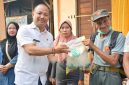 Bupati Barsel, Eddy Raya Samsuri (foto sebelah kiri) ssat mnyerahkan bantuan pangan kepada warga yang mmebutuhkan, Sabtu (31/10/2026). Foto. Alifansyah/1tulah.com