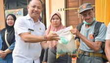 Bupati Barsel, Eddy Raya Samsuri (foto sebelah kiri) ssat mnyerahkan bantuan pangan kepada warga yang mmebutuhkan, Sabtu (31/10/2026). Foto. Alifansyah/1tulah.com