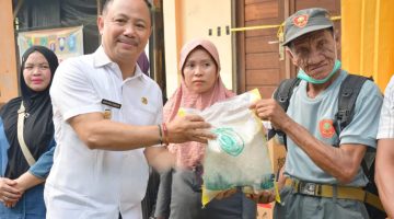 Bupati Barsel, Eddy Raya Samsuri (foto sebelah kiri) ssat mnyerahkan bantuan pangan kepada warga yang mmebutuhkan, Sabtu (31/10/2026). Foto. Alifansyah/1tulah.com